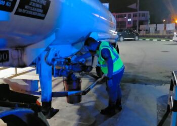 KPDNHEP menumpaskan kegiatan penyelewengan minyak diesel bersubsidi di Lukut, Port Dickson, Negeri Sembilan. - FOTO KPDNHEP