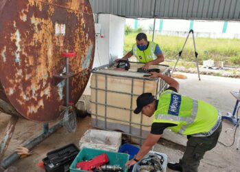 KPDN menumpaskan kegiatan penyelewengan minyak diesel bersubsidi menerusi serbuan sebuah premis di Estet Perindustrian Bemban 3, Batu Gajah, Perak. - GAMBAR IHSAN KPDN