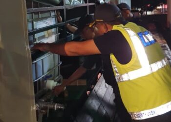Anggota penguat kuasa PPDNHEP Pulau Pinang memeriksa tangki plastik berisi diesel yang dipercayai diselewengkan dalam satu serbuan di Butterworth, petang semalam.