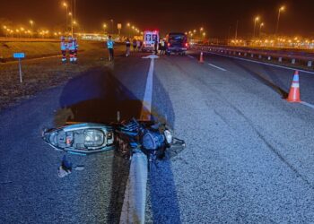 KEADAAN motosikal dan mayat Muhammad Irfan Abdullah setelah terbabit dalam kemalangan membabitkan tiga buah kenderaan di Kilometer 337.9, LPT2 berhampiran Hentian Rehat dan Rawat Paka, Dungun, hari ini.