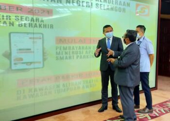 NG Sze Han (kiri) berbual dengan Haris Kasim (tengah) dalam majlis Hala Tuju Pengurusan Tempat Letak Kenderaan di PBTSelangor di MBSA, hari ini. - UTUSAN/NORHAYATI YAHAYA