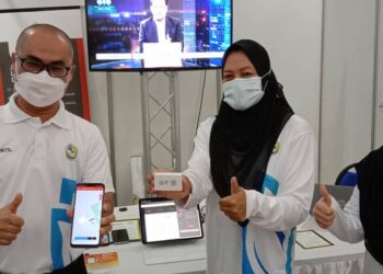 NOLEE  Ashilin Mohammed Radzi (tengah), Syamsul Hazeman Md Salleh (kiri) dan Mufidah Mahfodz menunjukkan peranti yang digunakan untuk myPATIL pada majlis pelancarannya di Dewan Merdeka, Seri Manjung, Perak,  hari ini. - UTUSAN/SHAMSUL KAMAL AMARUDIN