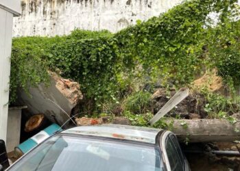 KEADAAN tanah dan dinding konkrit yang runtuh berdekatan sebuah stesen minyak di Gelugor, Pulau Pinang yang menghempap sebuah kereta dan menyebabkan berlaku kejadian tangki gas  bocor.