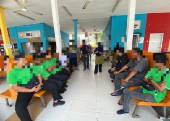 SEBAHAGIAN daripada lelaki yang melepak pada waktu solat Jumaat ditahan penguat kuasa JHEAT di Kuala Terengganu, hari ini.  