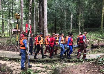 ANGGOTA pasukan mencari dan menyelamat mengusung mayat  Abdul Wahab Mat Sulaiman yang ditemukan lemas di Taman Rekreasi Lata Tembakah, Hulu Besut, Besut, Terengganu, hari ini. - UTUSAN/TENGKU DANISH BAHRI TENGKU YUSOFF