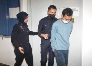 MUHAMMAD Aiman Razali (kanan) didakwa atas dua pertuduhan mendera anak teman wanitanya yang berusia enam tahun dihadapkan di Mahkamah Sesyen Ipoh hari ini. - UTUSAN/MUHAMAD NAZREEN SYAH MUSTHAFA