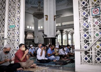 Menadah tangan adalah lambang kerendahan jiwa seorang hamba di hadapan Allah SWT.