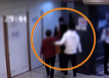RAKAMAN gambar menerusi rakaman CCTV menunjukkan doktor membawa masuk pesakitnya untuk rawatan apendiks.-AGENSI
