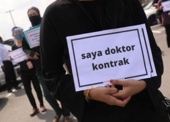 Sebanyak 1,118 doktor kontrak daripada 5,489 yang ditawarkan sebagai pegawai perubatan tetap menolak tawaran tersebut. - Gambar hiasan