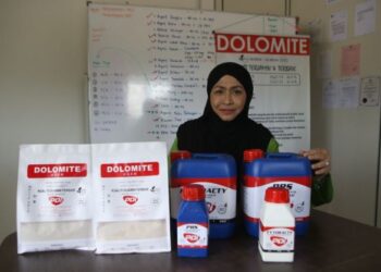 YONG Norita Ahmad menunjukkan produk-produk dihasilkan syarikatnya di kilang Perlis Dolomite Industries Sdn. Bhd. (PDI), Chuping, Perlis, baru-baru ini.-UTUSAN/SHAHIR NOORDIN