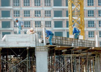 KENAIKAN harga bahan binaan boleh menjejaskan pelbagai projek  berkepentingan rakyat. – GAMBAR HIASAN