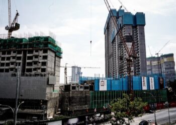 HARGA semua bahan binaan meningkat berbanding tahun lalu, dengan bar keluli meningkat 20 peratus dengan harga purata bar keluli sebanyak RM3,910 setiap tan metrik berbanding RM3,258 per tan metrik pada Mei 2021. - GAMBAR HIASAN