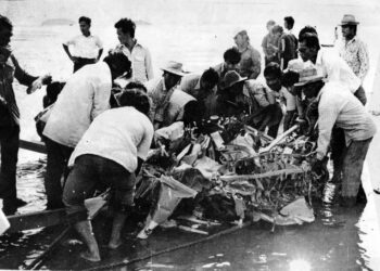 Pasukan penyiasat memeriksa serpihan pesawat dalam tragedi Double Six yang terhempas ketika dalam penerbangan ke Kota Kinabalu pada 6 Jun 1976.