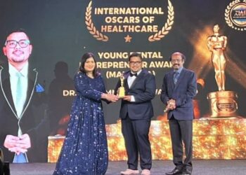 DR. SAFWAN Majid menerima Anugerah Usahawan Pergigian Muda dalam Asia Healthcare Award di ITC Grand Chola Hotel, India, semalam.