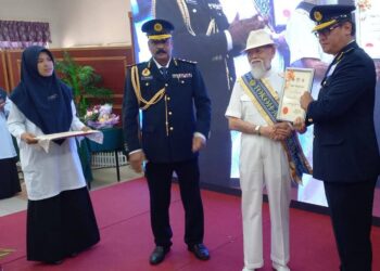 ZAILANI Hashim menyampaikan sijil penghargaan kepada bekas Ketua Pengarah JPJ, Datuk Pahamin A. Rajab sempena Sambutan Ulang Tahun Ke-20 Akademi JPJ di Tiang Dua, Ayer Molek, Melaka. - UTUSAN/AMRAN MULUP