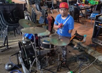 ABDUL Wahid Adam membuat persembahan di kaki lima Bazar Aidilfitri Klebang, Melaka. – UTUSAN/AMRAN MULUP