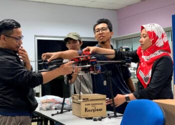Dr. Siti Juita Mastura Mohd. Saleh bersama-sama penyelidik dari UTHM ketika menyertai pertandingan Parcel Drone Competition yang dianjurkan oleh Pos Malaysia pada 2019. – UTUSAN/RAJA JAAFAR ALI