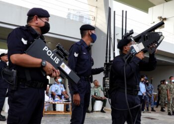 UNIT Dron Pasukan Gerakan Udara Polis mempunyai keupayaan ‘menembak jatuh’ dron yang diterbangkan di kawasan larangan dan tanpa kebenaran daripada Pihak Berkuasa Penerbangan Awam Malaysia.