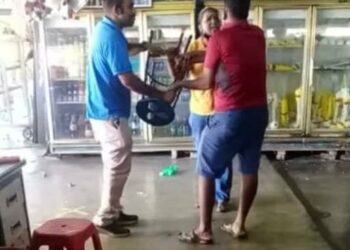 TANGKAP layar daripada video berdurasi tiga minit yang menunjukkan pergaduhan membabitkan dia beradik di Sungai Petani, Kedah. - FOTO/OTHMAN YAHAYA