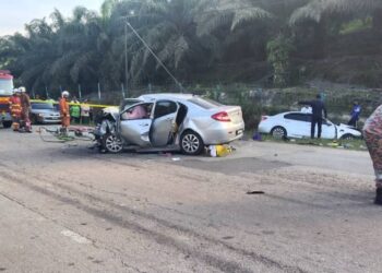 KEADAAN dua buah kereta Proton Persona yang terlibat dalam kemalangan maut di Kilometer 153, Jalan Jerangau-Jabor, berhampiran Pusat Latihan Khidmat Negara, Cheneh, Kemaman, petang semalam.