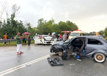 KEADAAN dua daripada empat kereta yang terlibat dalam kemalangan di Kilometer 41.5 Jalan Kuala Terengganu - Kuantan dekat Kampung Selawa, Merchang, Marang, Terengganu, hari ini. - UTUSAN/NOOR HAYATI MAMAT