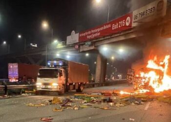 KEADAAN kemalangan membabitkan sebuah lori ayam yang terbabas dan terbakar mengakibatkan pemandu dan kelindannya maut dalam kejadian di Kilometer 283.6 Lebuhraya Utara Selatan (PLUS) arah utara dekat Nilai, pagi tadi.-IHSAN BOMBA.