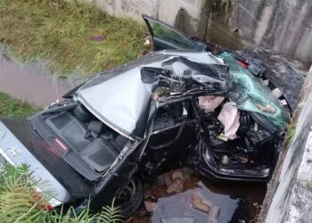KEADAAN kereta mangsa yang terbabas ke dalam parit di Jalan Chemor-Jelapang berhadapan BBP Meru Raya di Ipoh hari ini. - UTUSAN/JBPM PERAK