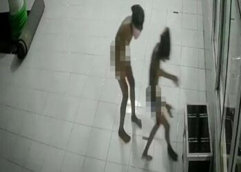 AKSI dua remaja ketika cuba mencuri kotak infak di masjid dekat Solo. - AGENSI