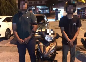 DUA remaja yang ditahan polis kerana melakukan aksi berbahaya di Persiaran Senawang, Seremban, awal pagi tadi.