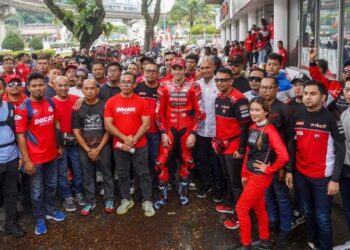 PESERTA tidak melepaskan peluang untuk bergambar bersama Michele Pio Pirro pada Perhimpunan Ducati Panigale 2023 di Wisma Pahlawan, Kuala Lumpur, hari ini. - FOTO/SHIDDIEQIIN ZON
