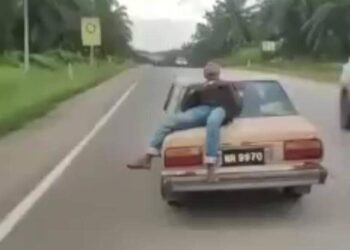TANGKAP layar video memaparkan seorang lelaki dipercayai kurang siuman melakukan aksi berbahaya dengan duduk dan baring di atas kereta yang sedang bergerak di sekitar Jalan Batu Anam, Segamat, Johor.