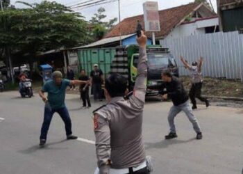 POLIS melepaskan tembakan bagi meleraikan pergaduhan di Kotamalaya.-MEDIA SOSIAL