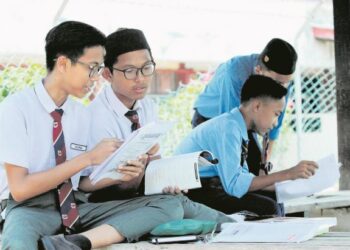 PELAJAR tingkatan tiga kini telah didedahkan dengan pendidikan kewangan.