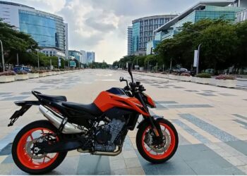 KTM DUKE 790 merupakan motosikal berkonsep motard.