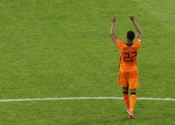 Denzel Dumfries meraikan jaringannya ketika membantu Belanda melangkah ke saingan kalah mati Euro 2020,