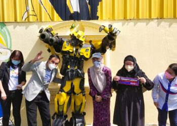 SOON LIP CHEE (dua dari kiri) selepas merasmikan program Karnival Jom Kerja Penanti 2021 dan Pusat Belia Penanti di Dewan Serbaguna Taman Guar Perahu, Bukit Mertajam, Pulau Pinang, hari ini.