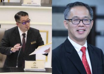 Muhammad Jailani Khamis (kiri) meminta Low Chee Leong meneliti akaun pengurusan yang telah diaudit.