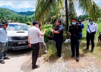SEORANG pekebun dilarang memasuki kebun durian di Sungai Ruan, Raub, Pahang bulan lalu.