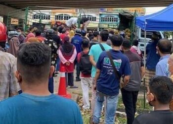 ORANG ramai yang beratur untuk mendapatkan durian percuma di Parit Buntar pada Jumaat lalu. - FOTO/MEDIA SOSIAL