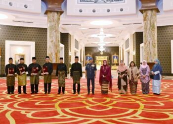AL-SULTAN Abdullah Ri’ayatuddin Al-Mustafa Billah Shah (enam dari kanan) dan Raja Permaisuri Agong, Tunku Hajah Azizah Aminah Maimunah Iskandariah (lima dari kanan) berkenan bergambar bersama penerima watikah pelantikan Ketua-ketua Perwakilan Malaysia ke Luar Negara di Istana Negara hari ini. - ISTANA NEGARA