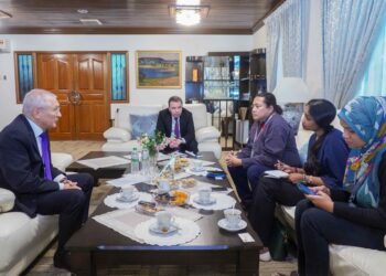 NAIYL M. Latypov (kiri) ditemu ramah wartawan Utusan Malaysia di Kedutaan Russia, Kuala Lumpur, semalam. – UTUSAN/SHIDDIEQIIN ZON