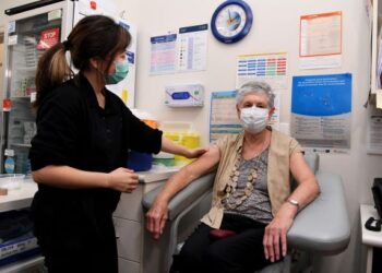 SEORANG wanita warga emas menerima suntikan vaksin Covid-19 di hospital di Melbourne, Australia. - AFP