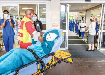 RODWELL Khomazana dibawa ke Hospital Mediclinic Sandton, Afrika Selatan. - AFP