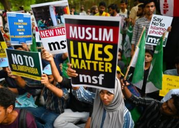 PESERTA demonstrasi memegang sepanduk menyokong komuniti Islam di New Delhi, India. - AFP