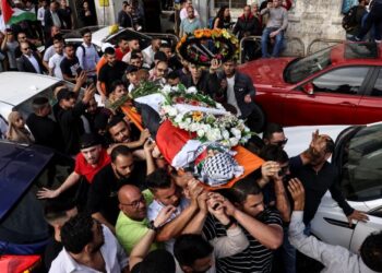 PENDUDUK mengusung jenazah Shireen di bandar Ramallah, Tebing Barat.-AFP