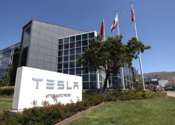 ELON Musk bercadang mengurangkan pekerja Tesla sedia ada sehingga 10 peratus kerana bimbang dengan ekonomi Amerika Syarikat yang tidak stabil. - AFP