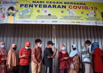 MASYARAKAT diingatkan supaya mematuhi garis panduan pencegahan Covid-19 bagi mengawal penularan. - AFP