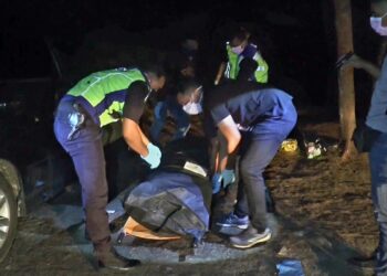 ANGGOTA polis menyiasat mayat Rosmali Abdul Rahman yang ditemukan dalam kereta di Kampung Tok Jembal, Kuala Nerus, Terengganu, semalam.