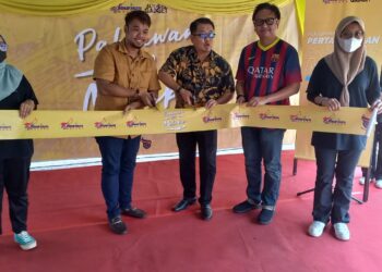 MUHAMMAD JAILANI Khamis (tiga dari kanan) memotong riben sebagai simbolik merasmikan Pertandingan E-Sukan MLBB Pahlawan Melaka 2022 di pekarangan Al-Ikhlas Gadget, Klebang, Melaka. - UTUSAN/AMRAN MULUP
