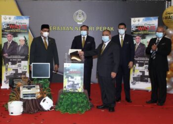 SAARANI Mohamad (depan) melancarkan Kempen e-Waste peringkat negeri Perak di Bangunan Perak Darul Ridzuan, Ipoh, Perak, hari ini. - UTUSAN/ZULFACHRI ZULKIFLI